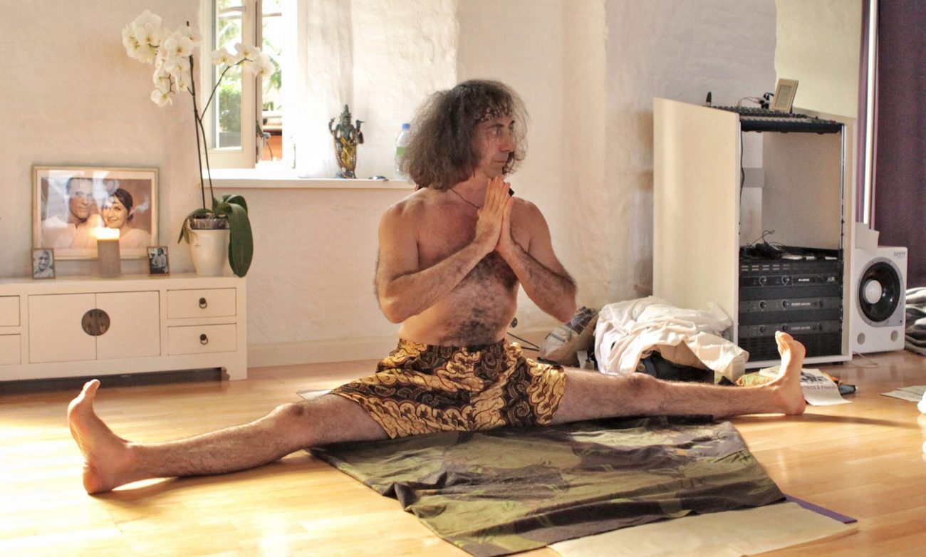 Danny Paradise Upavistakonasana, Vorwärtsgrätsche