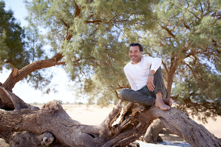 Die Wüste reinigt die Seele. Barak Oussidi im Interview Sahara Yoga